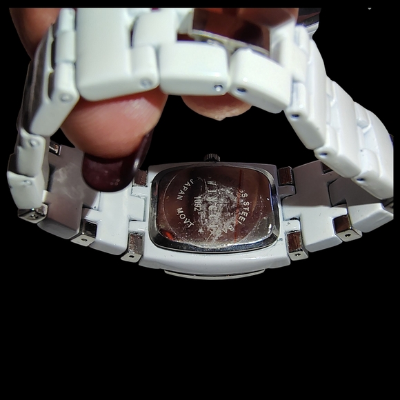 Elegant White and Silver Women's Watch - Picture 2 of 4